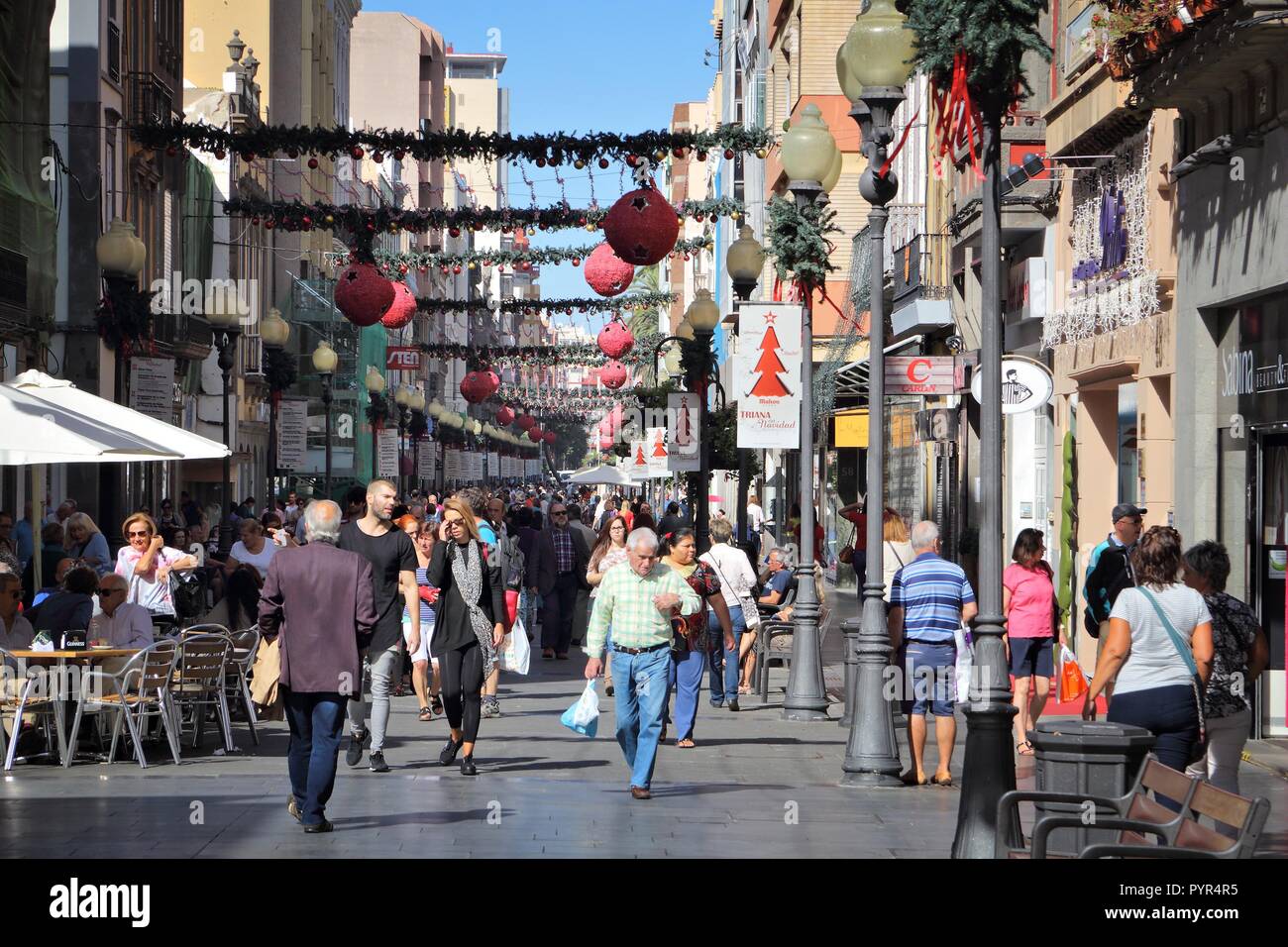LAS PALMAS, SPAIN - NOVEMBER 30, 2015: People visit Triana shopping street  in Las Palmas, Gran Canaria, Spain. Canary Islands had record 12.9 million  Stock Photo - Alamy