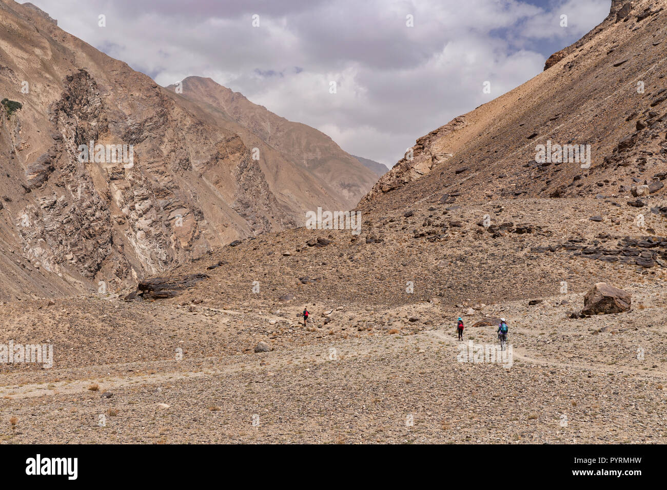 Trekkers entering Darshai gorge to day hike to the hot springs, Darshai, Wakhan Valley, Tajikistan Stock Photo