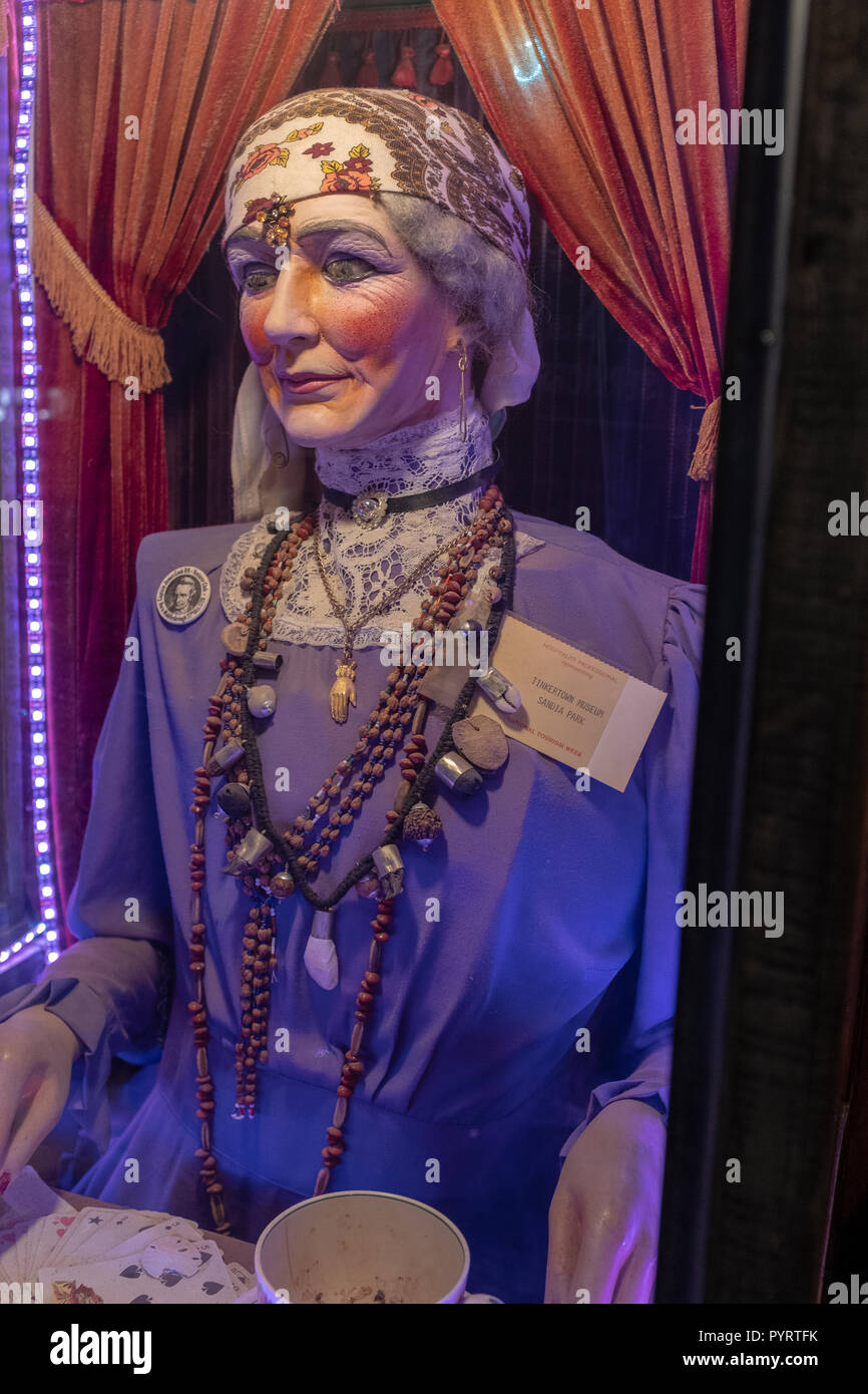 Fortune teller machine hires stock photography and images Alamy