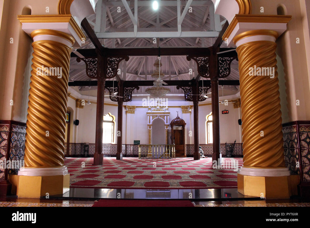 Мечеть шри ланка. Мечеть Джами уль Альфар. Красная мечеть Коломбо. Мечеть в Шри Ланке. Мечеть в Коломбо внутри.