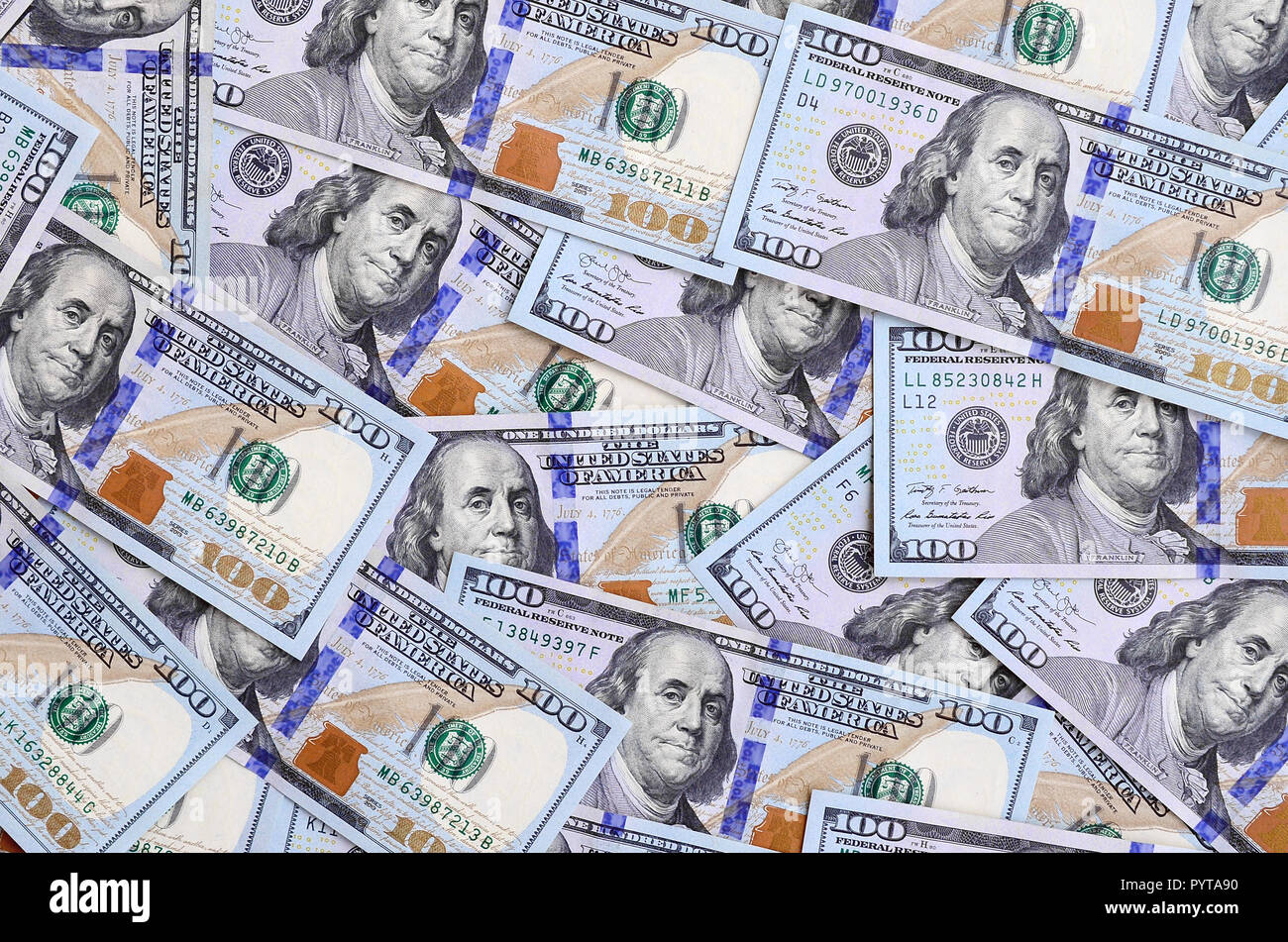 Ikke kompliceret Halvkreds komponent A large number of US dollar bills of a new design with a blue stripe in the  middle. Top view Stock Photo - Alamy