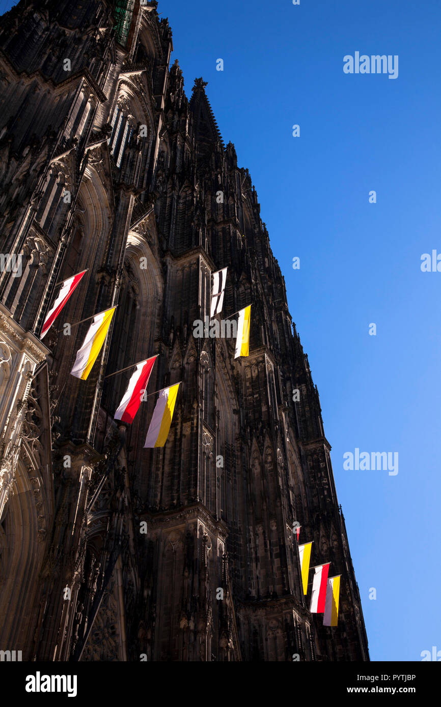 flags on the west facade of the cathedral, Cologne, Germany.  Falggen an der Westfassade des Doms, Koeln, Deutschland. Stock Photo