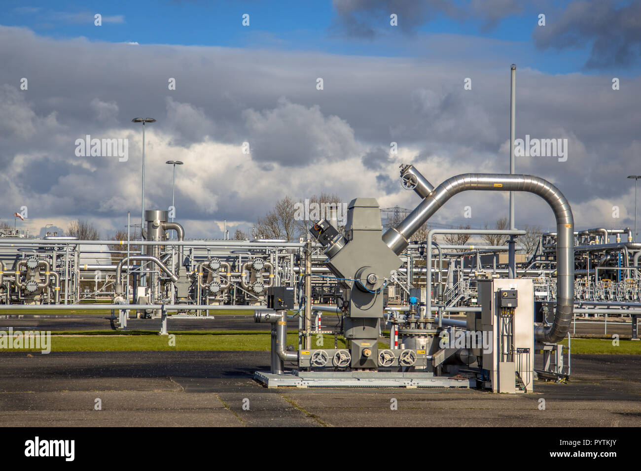 Piping chemical plant hires stock photography and images Alamy