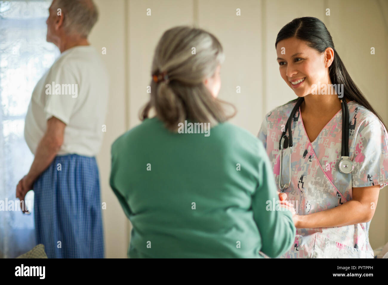 Young nurse talking senior hi-res stock photography and images - Alamy
