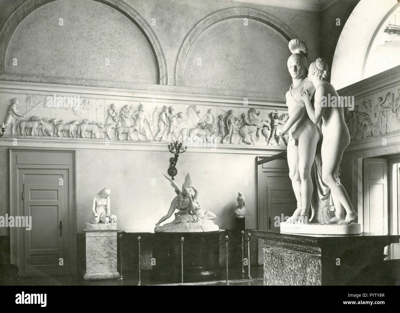 Cupid and Psyche and other statues, Villa Carlotta, Italy 1920s Stock Photo