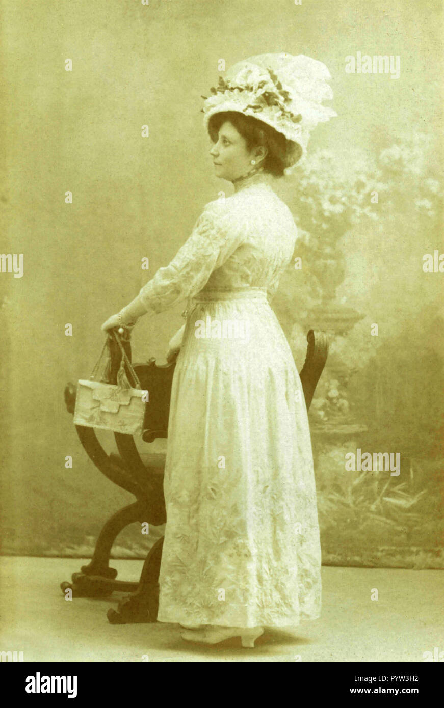 Full figure portrait of a woman, Italy 1914 Stock Photo