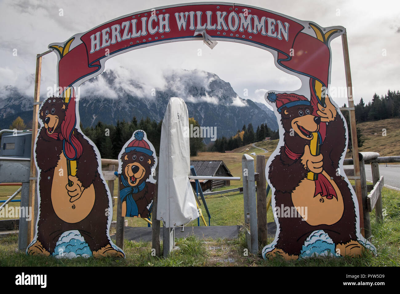 Mittenwald, Germany. 30th Oct, 2018. A sign with the inscription 'Herzlich Willkommen' advertises the still snowless children's ski area in the Luttensee-Wildensee ski area above the village of Mittenwald. Credit: Peter Kneffel/dpa/Alamy Live News Stock Photo