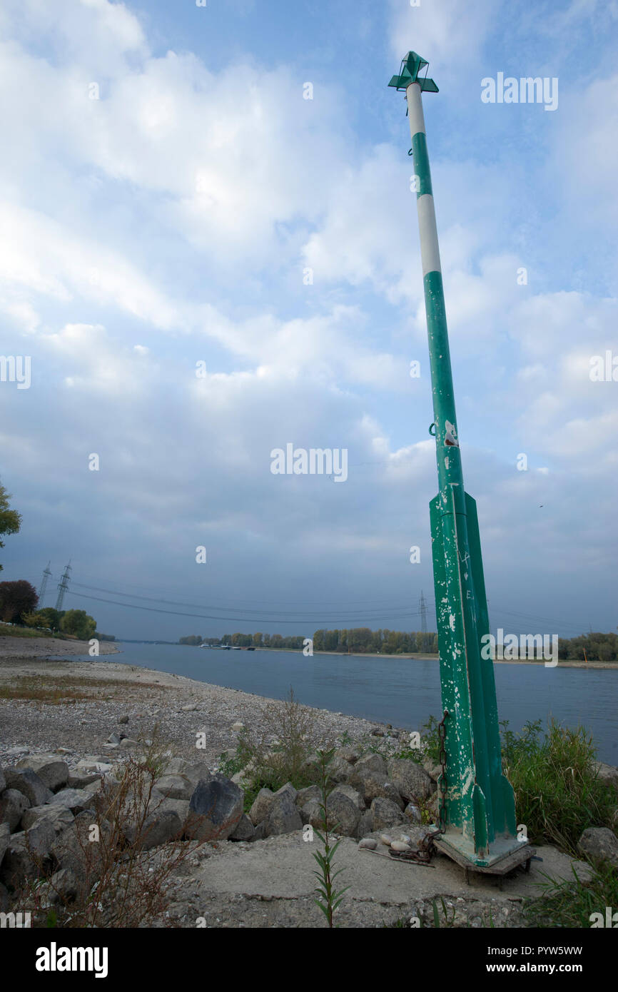 Leverkusen, Deutschland. 30th Oct, 2018. The Rhine at low tide, in the foreground a gravel bank with traffic sign, beacon, low water in the Rhine, the low water level allows freighters to drive only with less cargo, | usage worldwide Credit: dpa/Alamy Live News Stock Photo