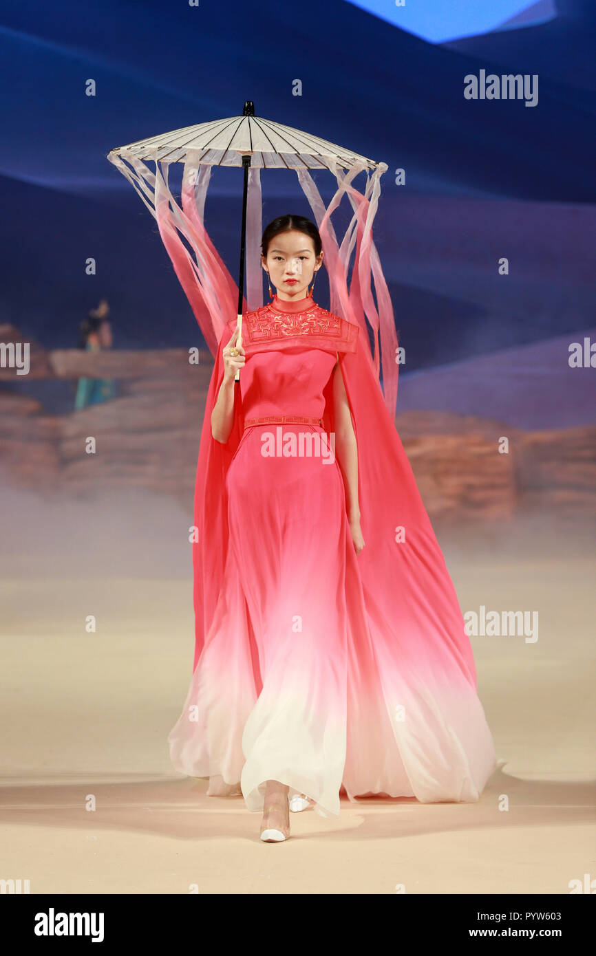 Beijing, China. 30th Oct, 2018. Chinese fashion designer Xiong Ying releases her latest creations at China Fashion Week S/S 2019 in Beijing, China. Credit: SIPA Asia/ZUMA Wire/Alamy Live News Stock Photo