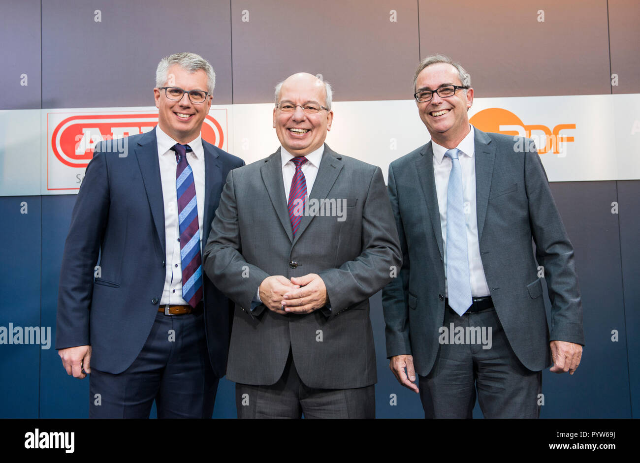 Berlin, Germany. 30th Oct, 2018. Christian Rothe (l-r), Managing Director of the Abus Group, Rainer Wendt, Federal Chairman of the DPolG (German Police Union in the DBB) and Michael Bräuer, Marketing Director of the Abus Group. The XY Prize is awarded for the 17th time to people with moral courage. Credit: Annette Riedl/dpa/Alamy Live News Stock Photo