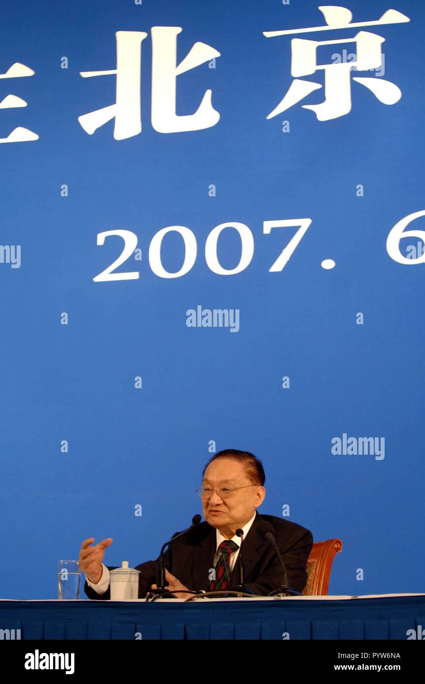 (181030) -- BEIJING, Oct. 30, 2018 (Xinhua) -- In this file photo, Jin Yong is invited to give a speech at Peking University in Beijing, capital of China, on June 18, 2007. Famous Chinese martial arts novelist Louis Cha Leung-yung, more widely known by his pen name Jin Yong, died at 94 at a hospital in Hong Kong on Tuesday. Cha created many widespread martial arts novels between 1955 and 1972. Cha, who also co-founded the Hong Kong daily newspaper Ming Pao, has been regarded as one of the greatest and most popular martial arts writers.  (Xinhua/Luo Xiaoguang) (sxk) Stock Photo