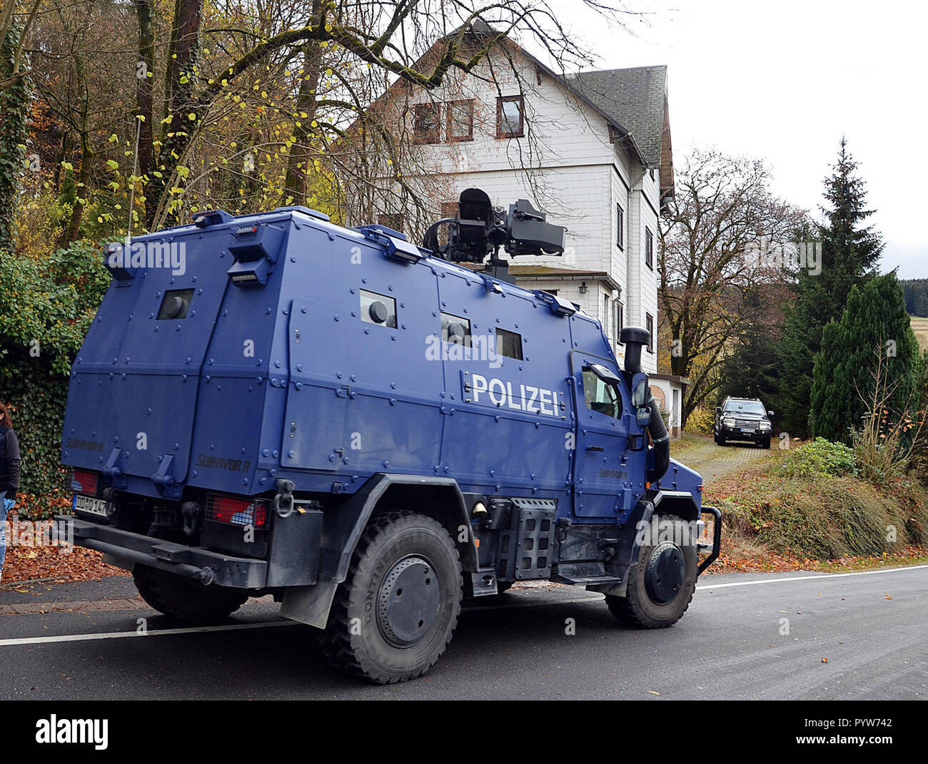 Altenfeld, Germany. 30th Oct, 2018. Police are searching a house during a SEK mission. After a burglary in a weapons department of the district office of the Ilm district, the police arrested four men with special task force. Credit: Kathleen Sturm/dpa-Zentralbild/dpa/Alamy Live News Stock Photo