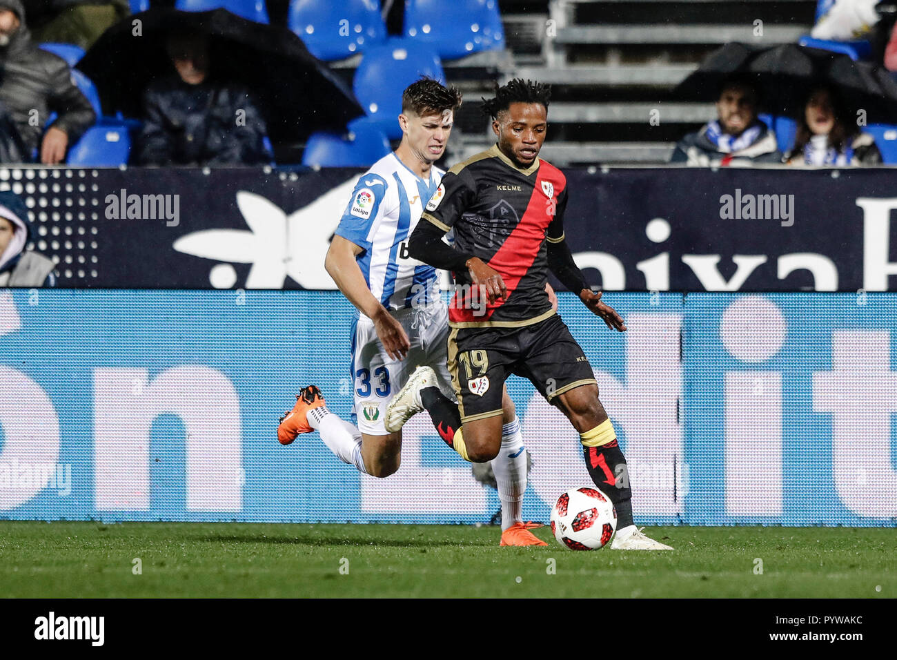 Estadio Municipal de Butarque, Leganes, Spain. 30th Oct, 2018. Copa del Rey football, round of 32, Leganes versus Rayo Vallecano; Lass Bangoura (Rayo Vallecano) along the line on the ball Credit: Action Plus Sports/Alamy Live News Stock Photo