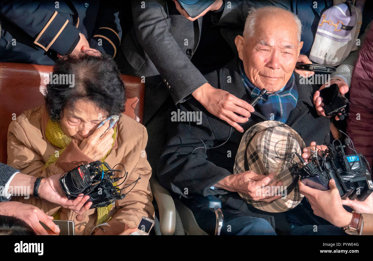 Seoul, South Korea. 30th Oct, 2018. Lee Chun-Sik and Choi Jeong-Ho, Oct 30,  2018 : Lee Chun-Sik (R, 94) and Choi Jeong-ho (85), the wife of the late  Kim Kyu-Soo, victims of
