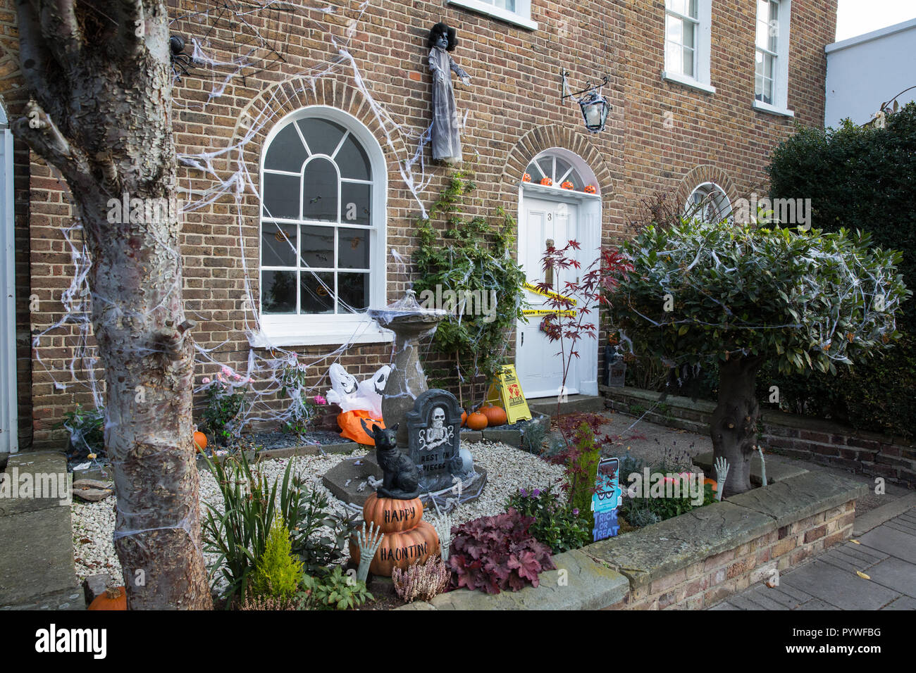 Windsor, UK. 31st Oct, 2018. A house festooned with pumpkins and spooky