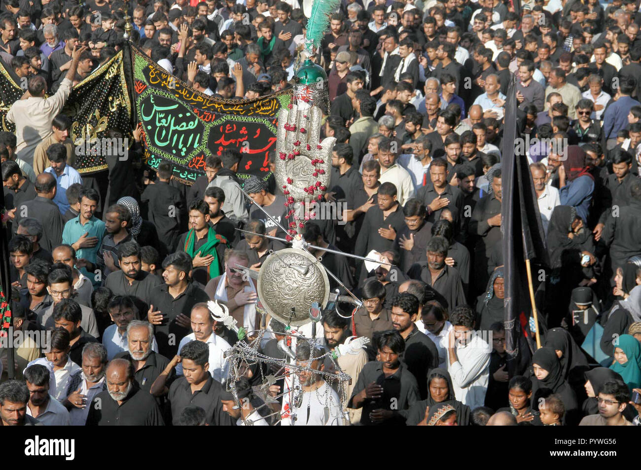 Karachi, Pakistan. 30th Oct, 2018. Shiite mourners of Imam Hussain (A.S ...