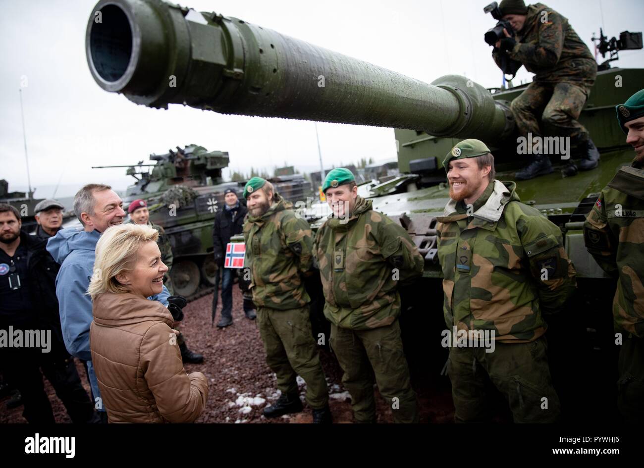 Rena, Norway. 31st Oct, 2018. Federal Defence Minister Ursula von der Leyen (CDU) and her Norwegian counterpart Frank Bakke-Jensen (l) visit the multinational troops during the NATO manoeuvre Trident Juncture. The largest exercise since the end of the Cold War was attended by around 50,000 soldiers from the 29 Nato states, Finland and Sweden. Credit: Kay Nietfeld/dpa/Alamy Live News Stock Photo