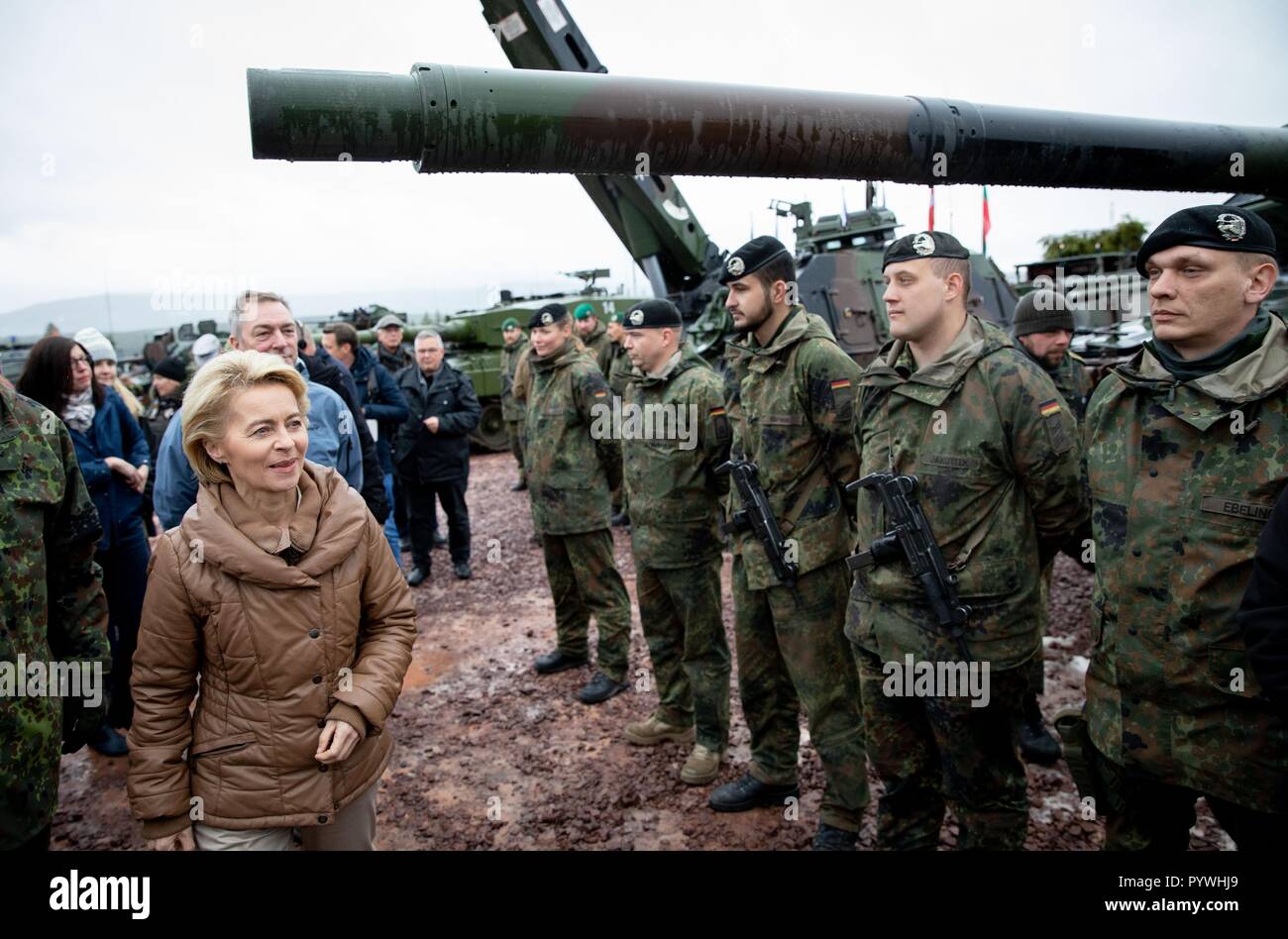 Rena, Norway. 31st Oct, 2018. Federal Defence Minister Ursula von der Leyen and her Norwegian counterpart Frank Bakke-Jensen (back) visit the multinational troops during the NATO manoeuvre Trident Juncture. The largest exercise since the end of the Cold War was attended by around 50,000 soldiers from the 29 Nato states, Finland and Sweden. Credit: Kay Nietfeld/dpa/Alamy Live News Stock Photo