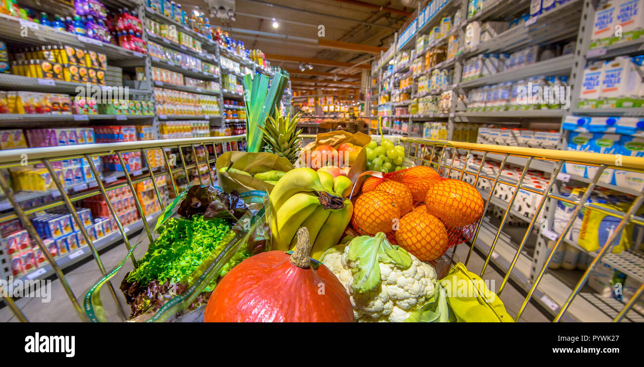 Grocery store, aisle, fresh, fruit hi-res stock photography and images -  Alamy