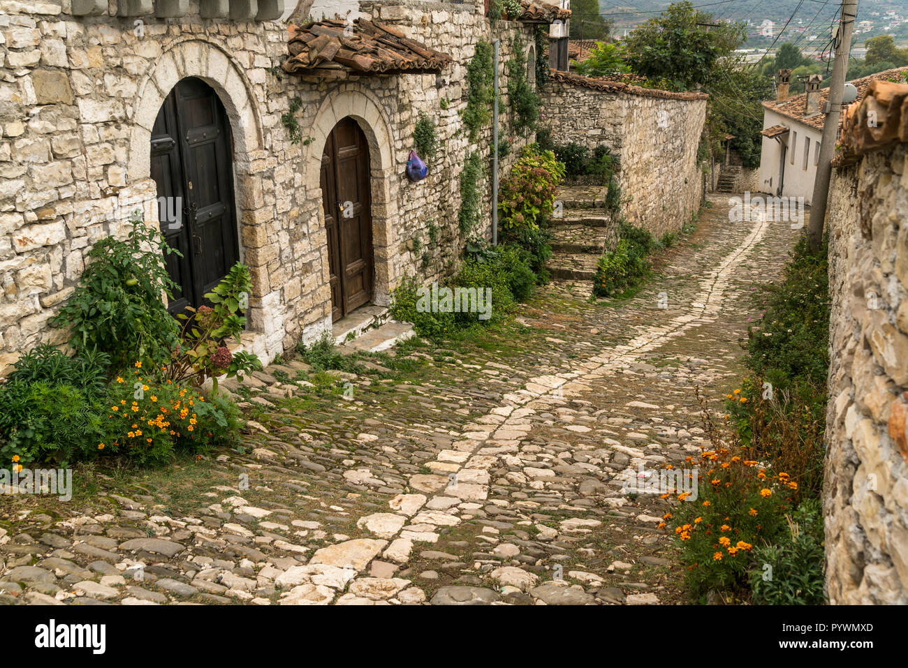 Kopfsteinpflaster Gasse mit osmanischer Architektur,  Berat, Albanien, Europa |  cobble stone street with Ottoman Architecture, Berat, Albania, Europe Stock Photo