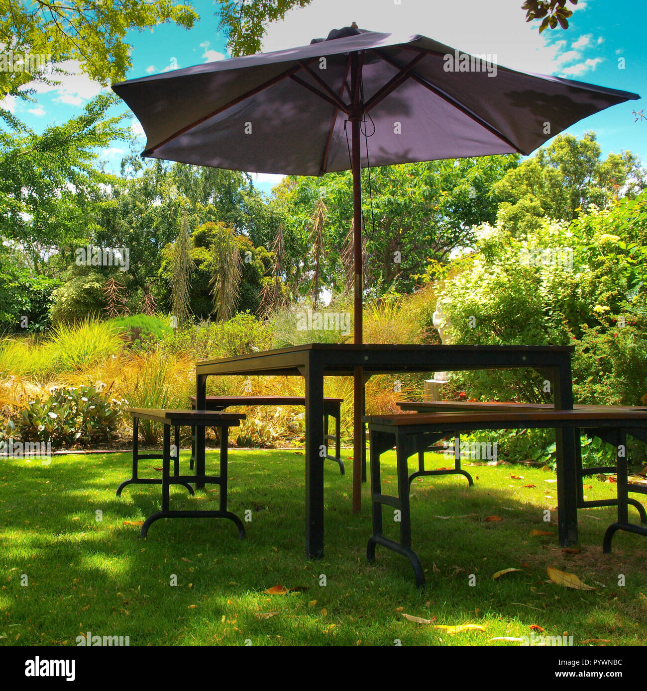 Garden table chairs parasol hires stock photography and images Alamy