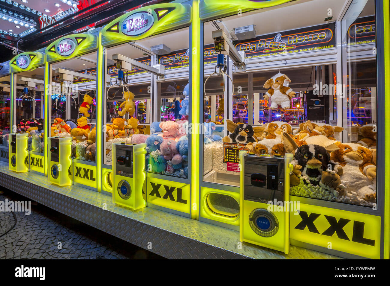 Claw machine arcade hi res stock photography and images Alamy