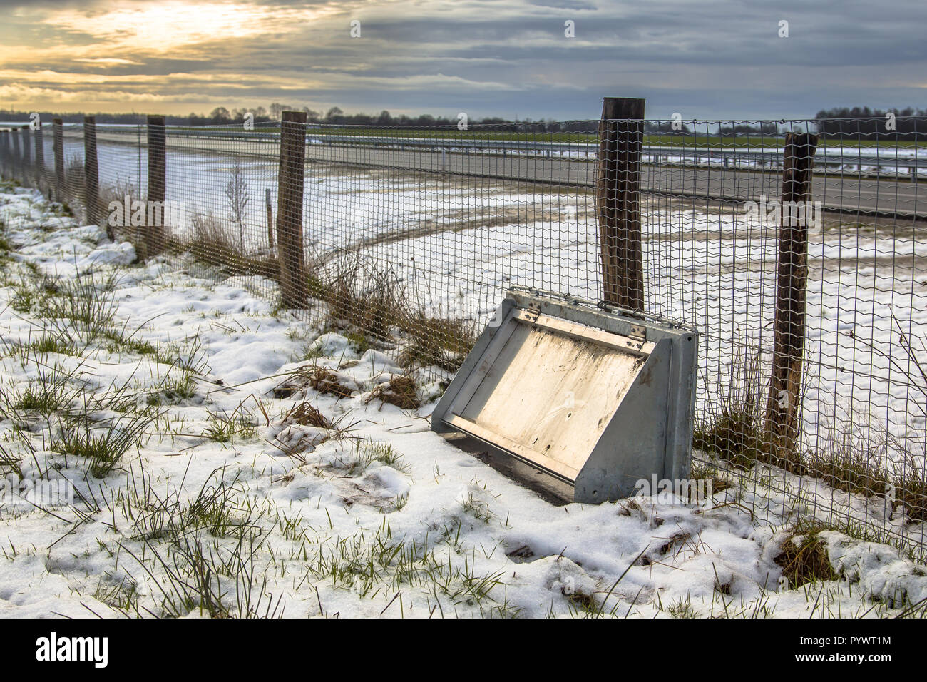 Wildlife protection fence with return facility to keep animals like