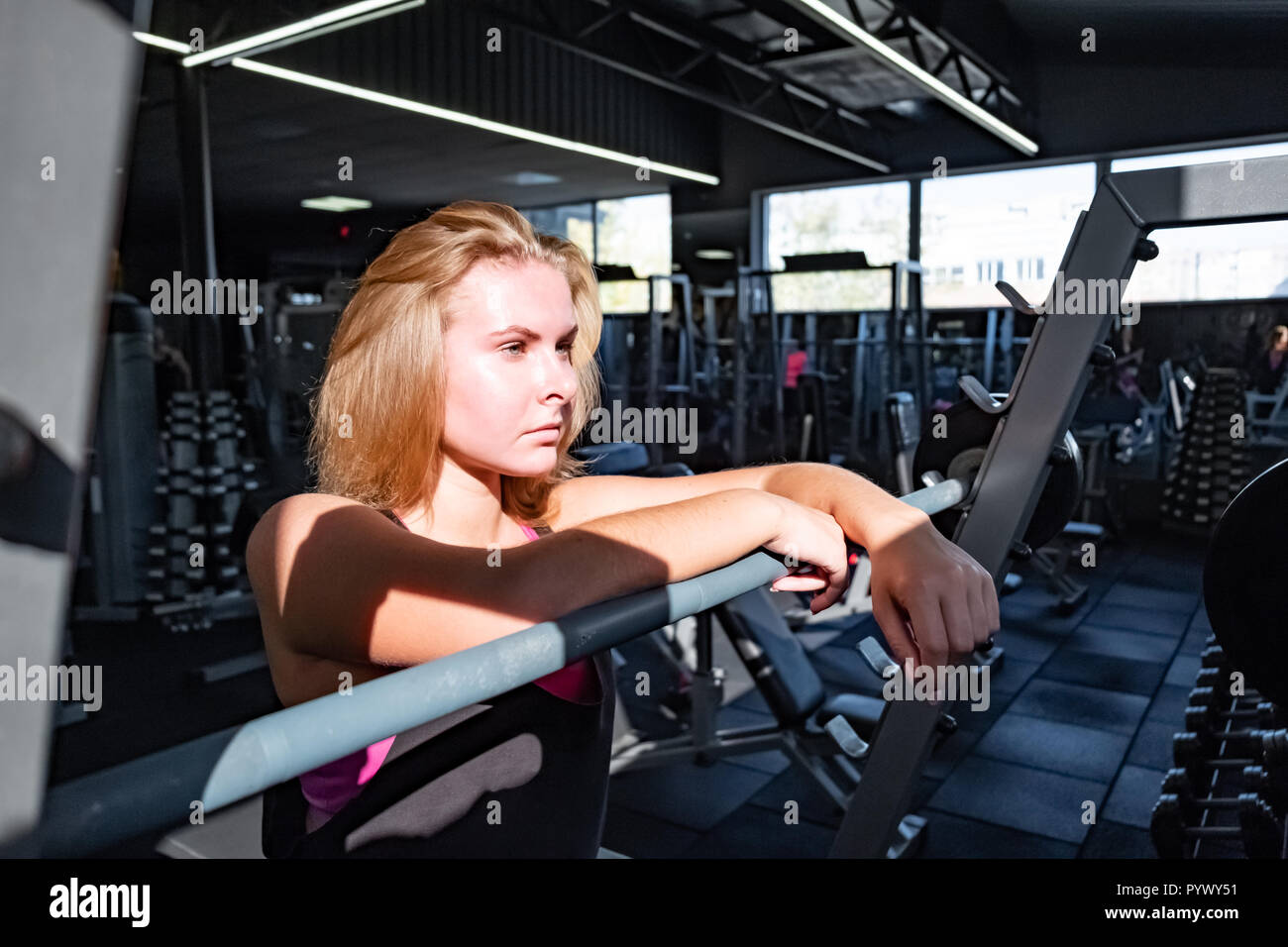 Sexy Fitness Femme. Belle Athlète En Gym Photo stock - Image du