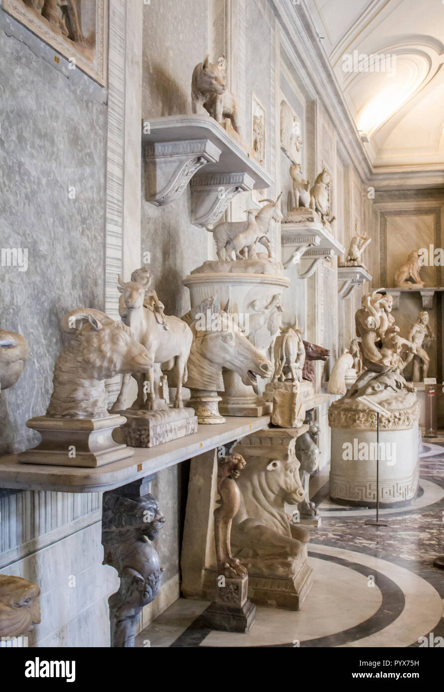 Vatican, Rome, Italy - 09/25/18: sculptures in the Vatican Museum Stock ...