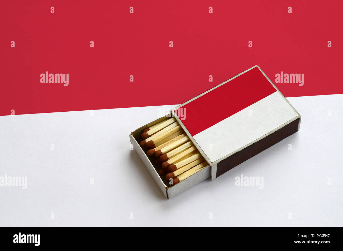 Коробка со спичками. Спичечный коробок для детей. Спичечные коробочки прозрачные. На столе лежит спичечный коробок. На столе лежит спичечный коробок.