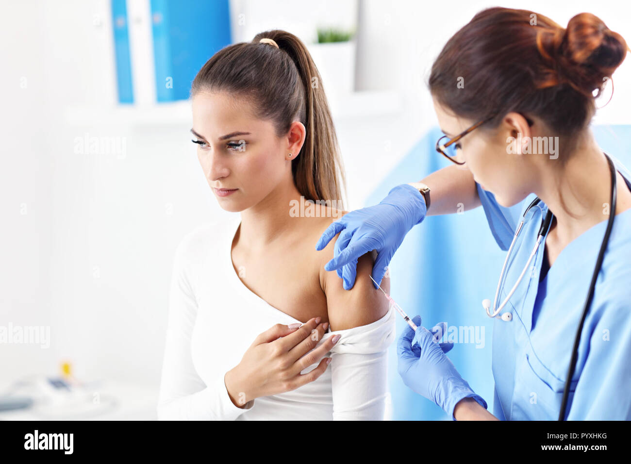 Adult having an injection hi-res stock photography and images - Alamy