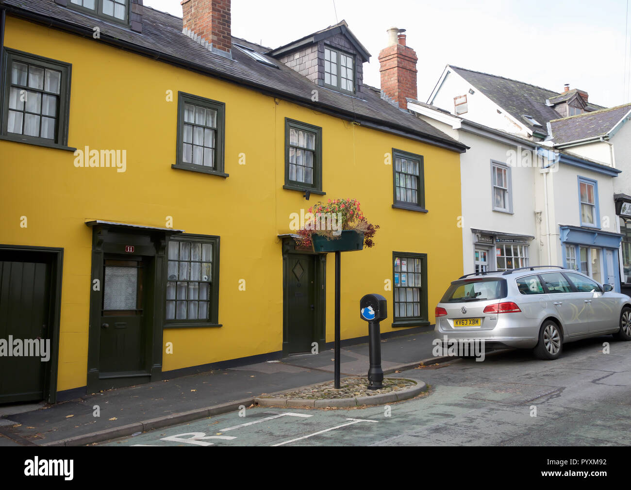 Yellow house in Castle, UK Stock Photo Alamy