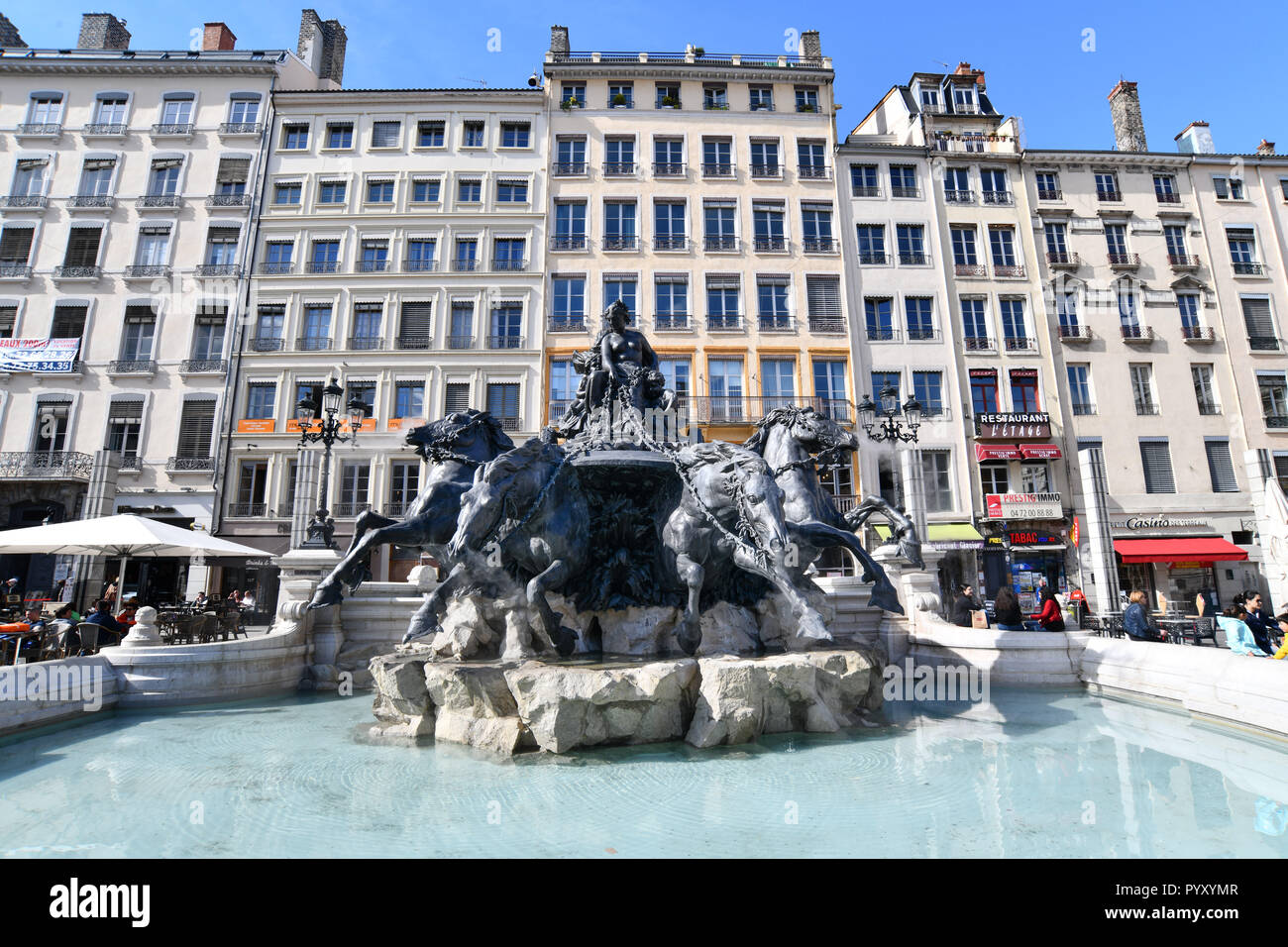 File:La Place des Terreaux de nuit.JPG - Wikimedia Commons