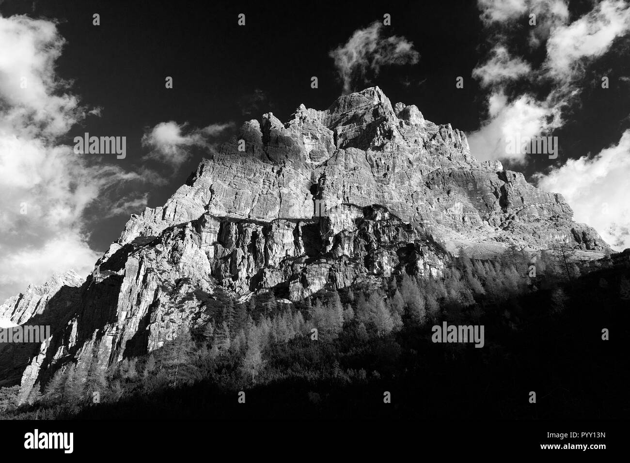 Il Monte Pelmo dal Passo Staulanza. 3.168m  - Bianco e nero Stock Photo