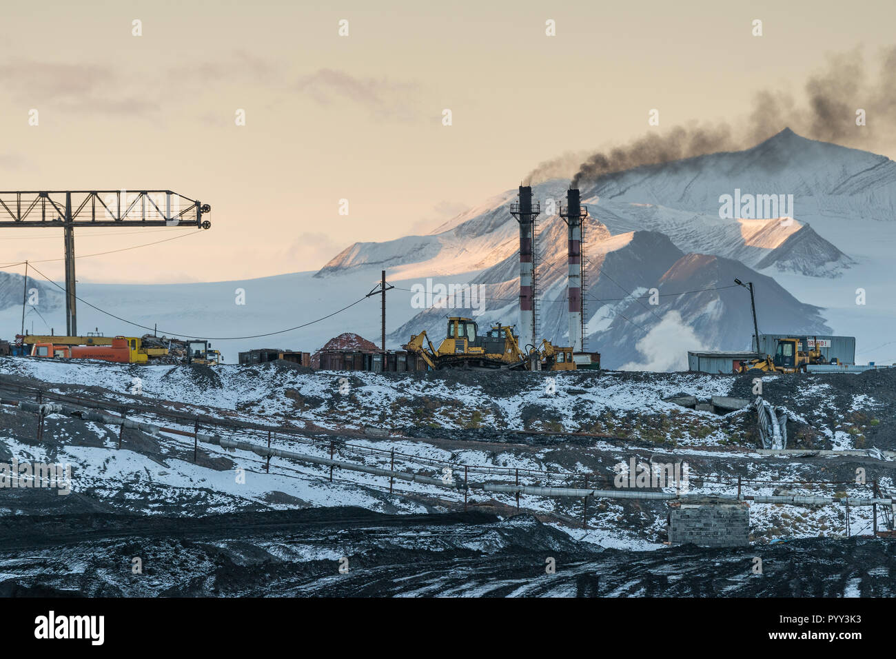 Шпицберген шахты. Индия угольная промышленность. Шахты угольной промышленности. Разрез колыванский сибирский антрацит. Карьерная добыча угля.