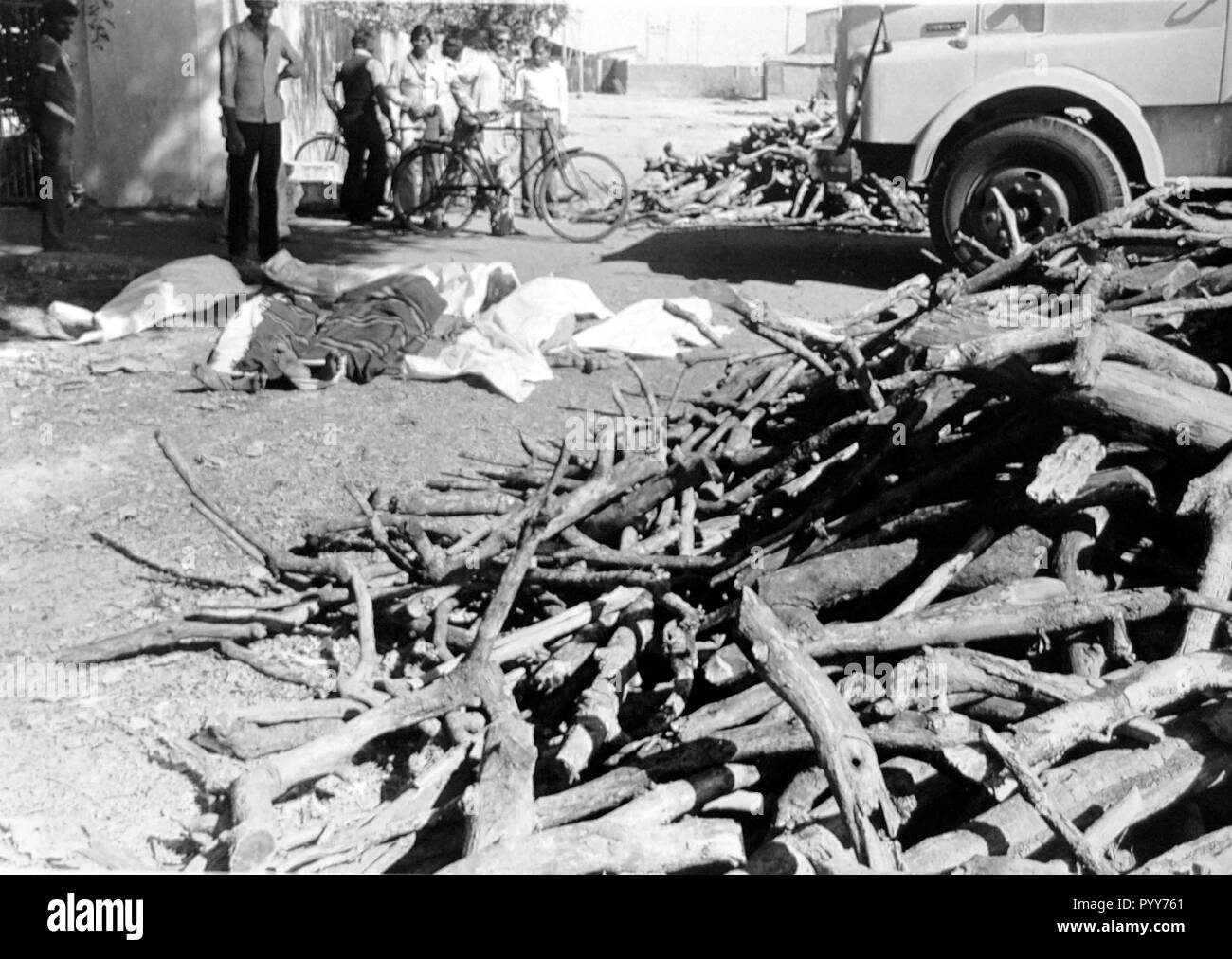 Funeral pyre india Black and White Stock Photos & Images - Alamy