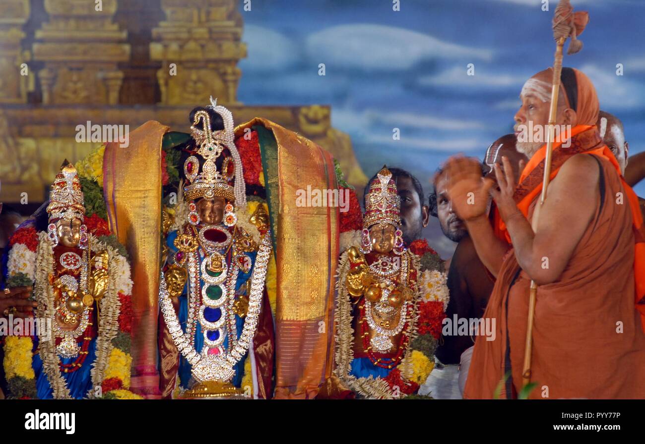 Shankaracharya of Kanchi, Jagadguru Sri Jayendra Saraswathi, praying to Lord Balaji, Bombay, Mumbai, Maharashtra, India, Asia Stock Photo