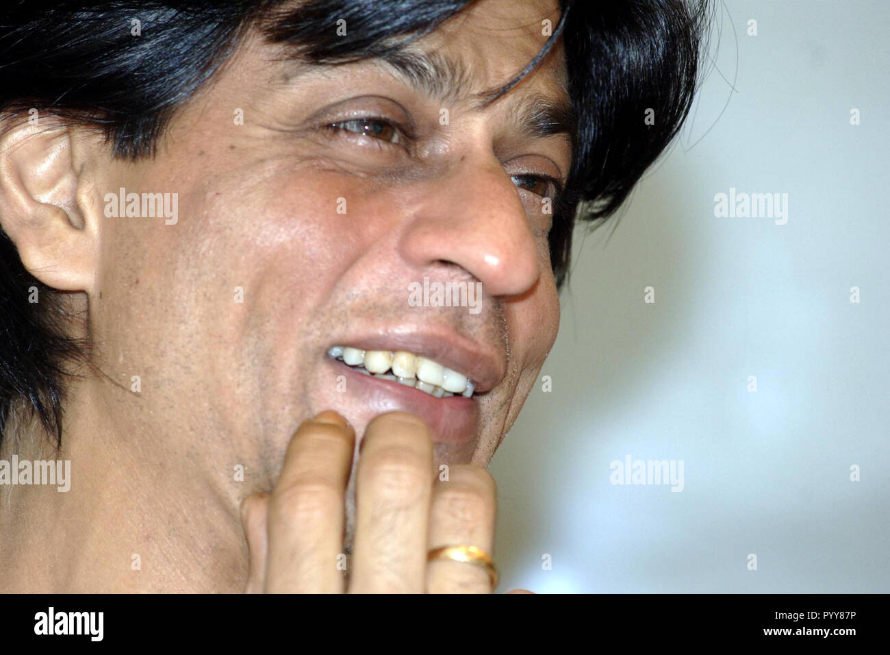 Shahrukh Khan Teeth Shah Rukh Khan Fake Teeth Iservmi 