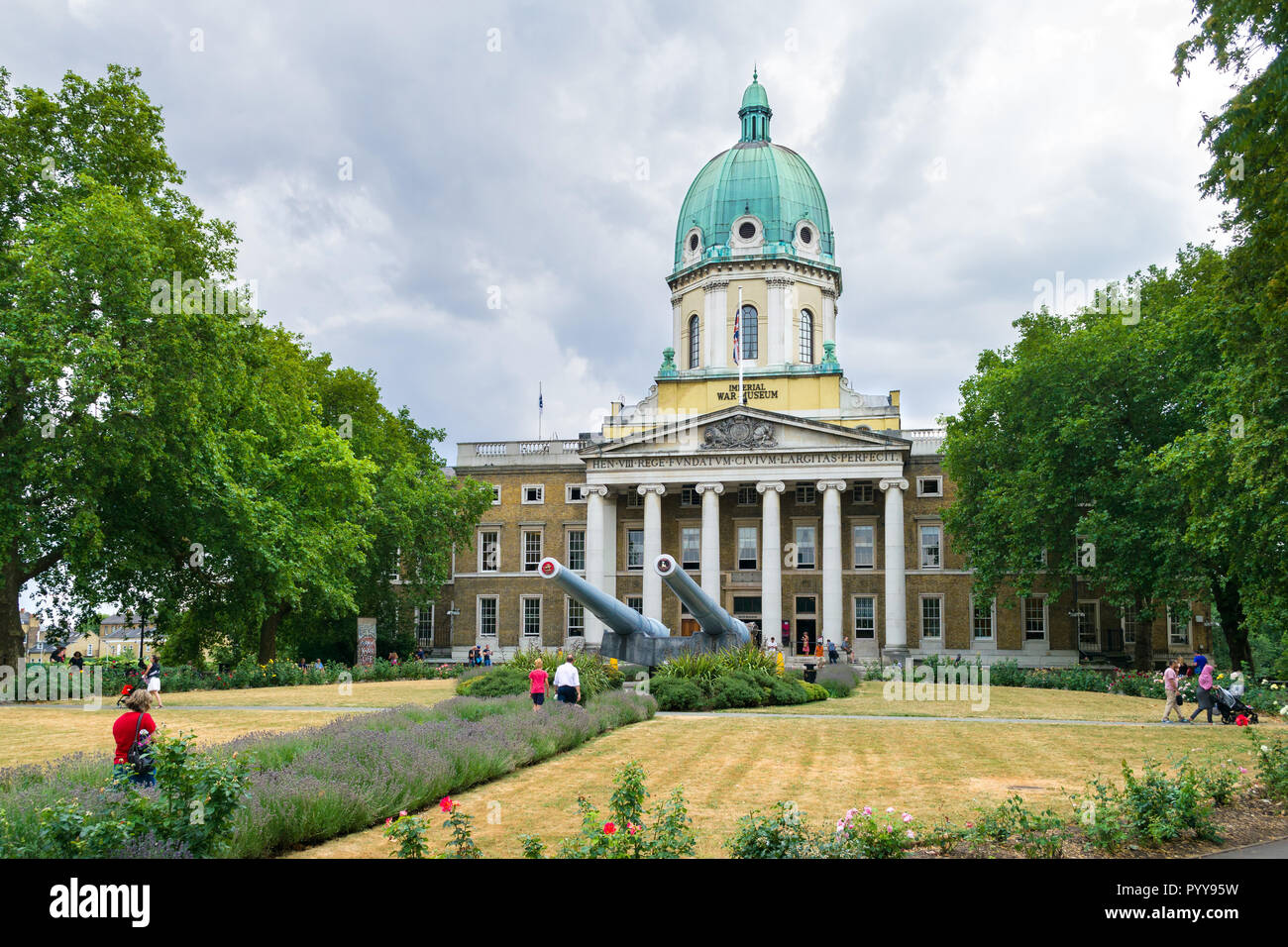 Exterior view of the Imperial War Museum with 15 inch naval guns in foreground, Lambeth Road, Southwark, London, UK Stock Photo