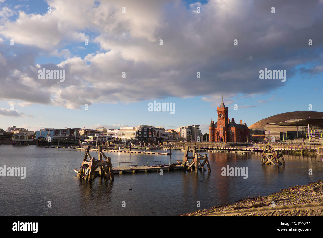 Cardiff bay boardwalk hires stock photography and images Alamy