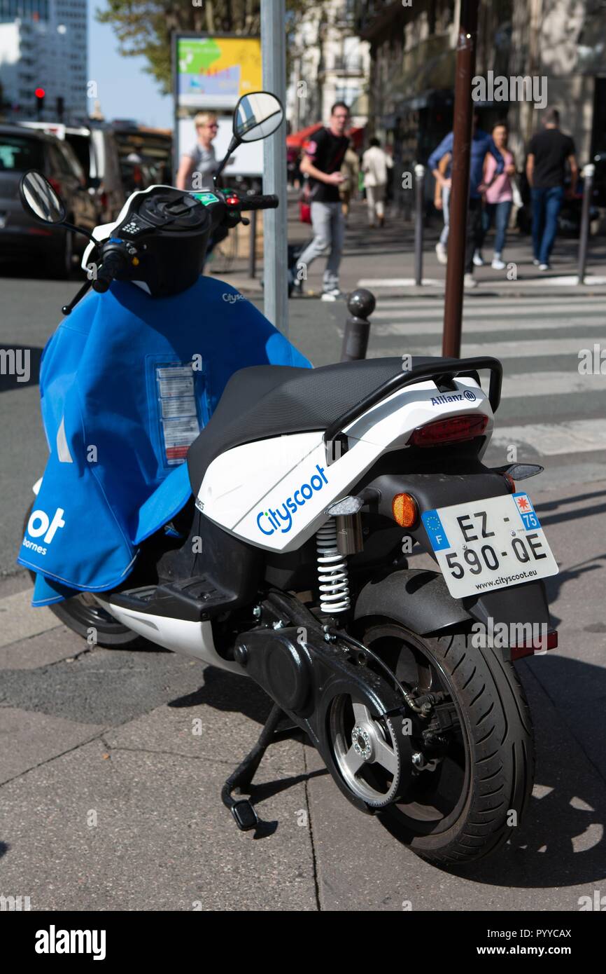 Paris scooter traffic hi-res stock photography and images - Alamy