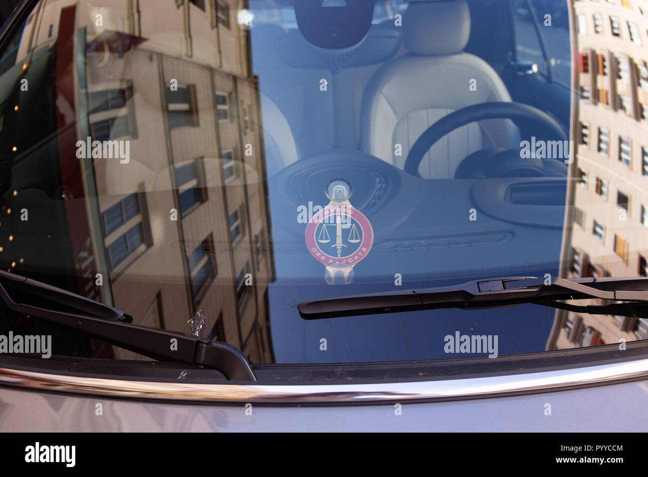 France, Ile de France, Paris, sticker of the French Bar Association on a car windscreen Stock Photo
