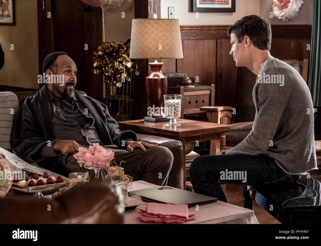 THE FLASH, from left: Grant Gustin (back to camera), Candice Patton, 'News  Flash', (Season 5, ep. 504, aired Oct. 30, 2018). photo: Robert Falconer /  ©The CW Network / courtesy Everett Collection Stock Photo - Alamy
