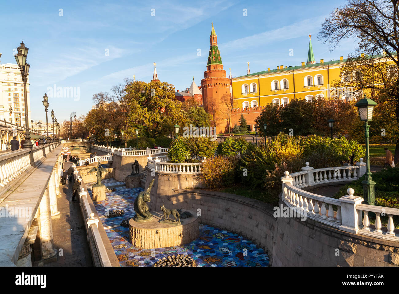 Moscow, Russia-October 22,2018: beatuful view to the Kremlin and the Aleksandrov garden, sunny autumn day, blue sky background. Stock Photo