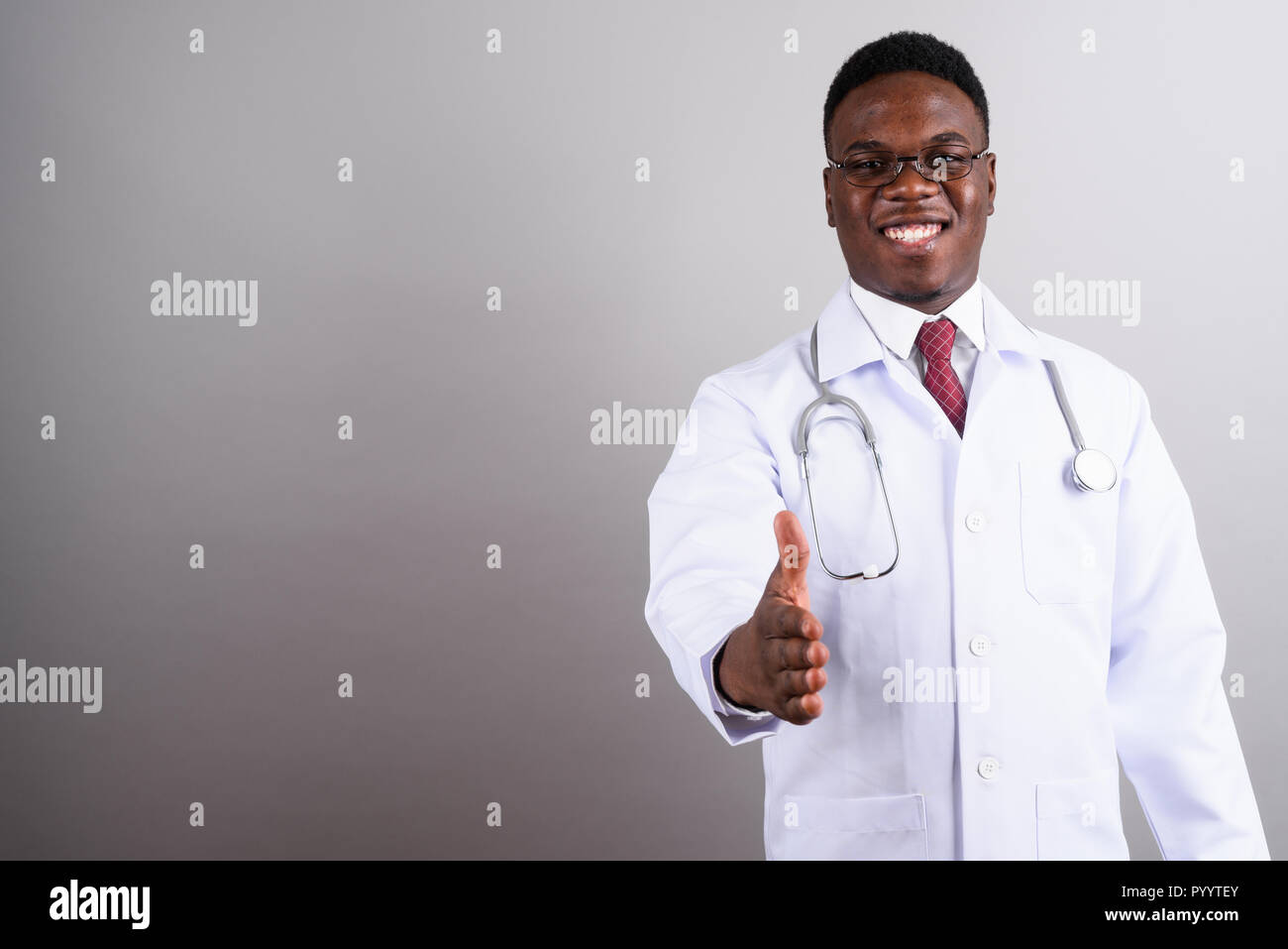 Doctor african american smiling hi-res stock photography and images - Alamy