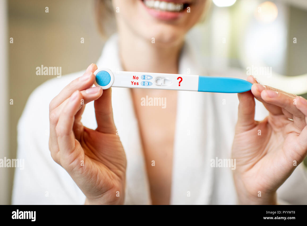 положительный тест на беременность две полоски. тест на беременность. помощь на тесте. клиническое исследование мочи. помощь на тесте.