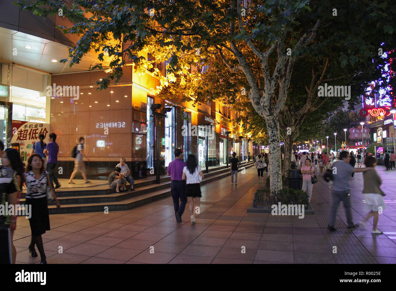 Shopping at night, Nanjing Road, Shanghai, China Stock Photo