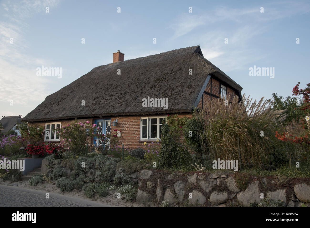 Thatch-roof house in Groß Zicker in southeastern part of Ruegen Island in the Baltic Sea in Northeastern Germany. Ein mit Reet gedecktes Haus in Groß Stock Photo
