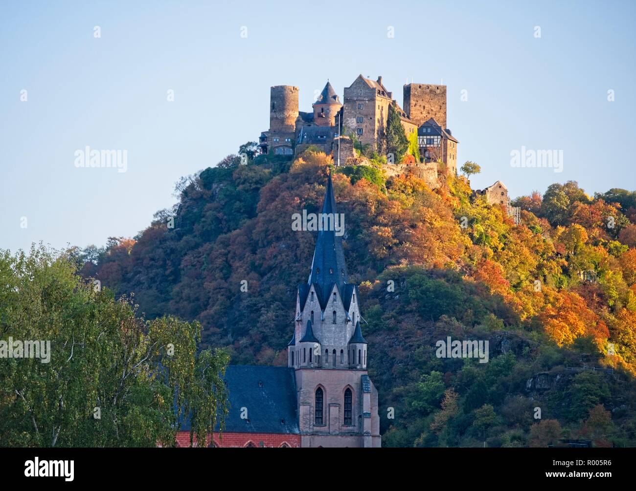 OBERWESEL  SCHOENBURG CASTLE AND THE CHURCH OF OUR LADY IN AUTUMN RHINE VALLEY GERMANY Stock Photo