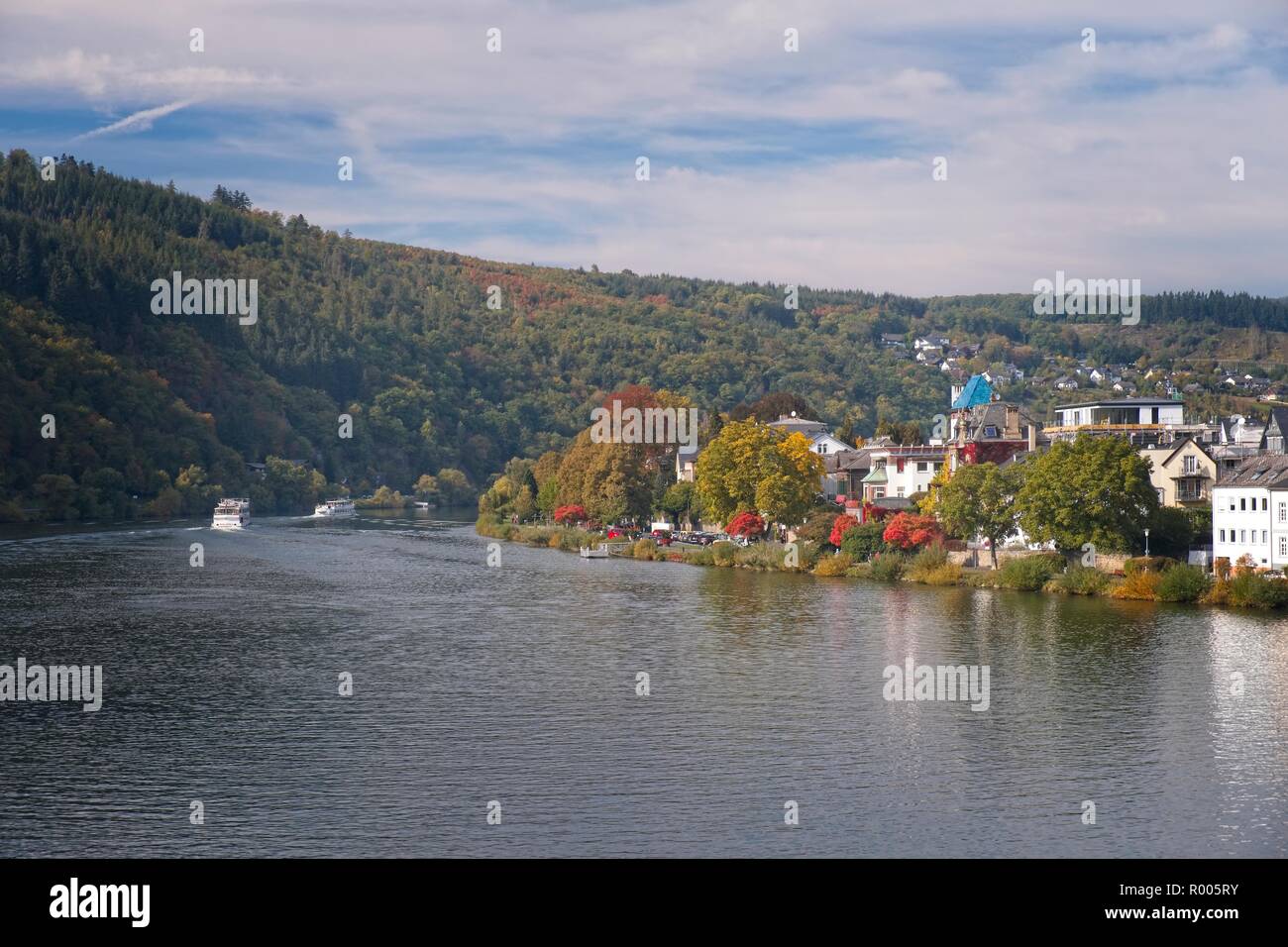 TRABEN-TRARBACH PLEASURE SHIPS ON THE RIVER IN AUTUMN IN AUTUMN THE RIVER MOSEL VALLEY GERMANY Stock Photo